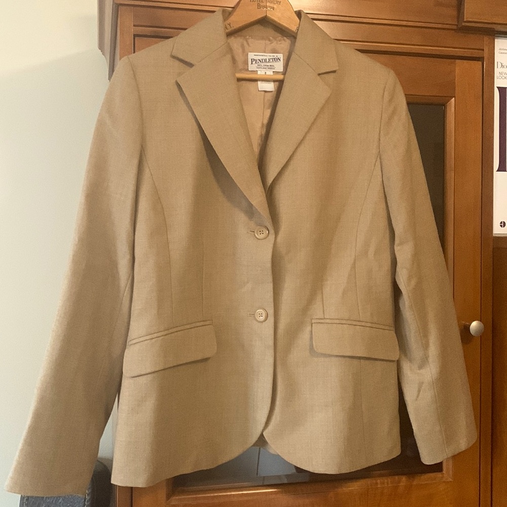 PENDLETON ladies classic blazer. 100% wool. Size 6. Excellent condition.
